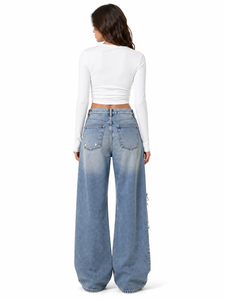Jeans de mezclilla azules premium para mujer, de cintura alta, pierna ancha, rasgados, con lavado vintage, estilo casual y urbano. - Product Image 3