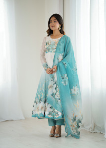 Vestido Anarkali de organza de seda estampada con elegante trabajo artesanal de Jari, falda de cuatro metros con corte Kali, conjunto de pantalón y dupatta de encaje Gota Patti. - Product Image 6