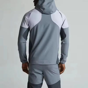 เสื้อแจ็คเก็ตกันน้ำสำหรับผู้ชายแบบสปอร์ตกลางแจ้ง พิมพ์โลโก้สะท้อนแสง ผลิตจากผ้าซอฟต์เชลล์น้ำหนักเบา โพลีเอสเตอร์ 100% - Product Image 2