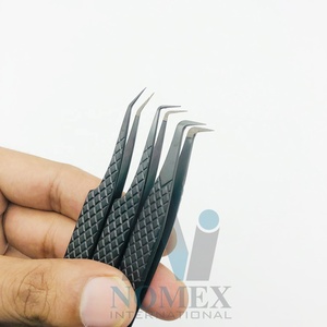 Pince à cils noir mat avec pointe en fibre Pince à cils à 45 degrés Pince à cils en acier inoxydable durable Pince à épiler personnalisée - Product Image 5