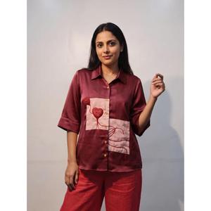 Chemise légère boutonnée pour femme avec tissu respirant pour un look chic décontracté Achetez directement auprès du fournisseur - Product Image 1