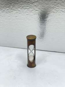 Reloj de arena de 4'' de latón macizo con acabado Commando y diseño 3D de animal/ángel |   Pie Decorativo Vintage para Mesa de Graduación - Product Image 2