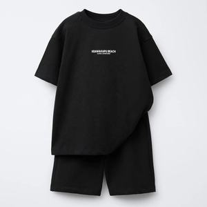 ชุดลำลองเด็กผู้ชายสุดเทรนดี้ คุณภาพสูง เสื้อยืดและกางเกงขาสั้นเบอร์มิวดา 2 ชิ้น แต่งขอบด้วยผ้าทอ 100% ผ้าฝ้าย สำหรับฤดูใบไม้ผลิ/ฤดูร้อน/ฤดูใบไม้ร่วง - Product Image 1