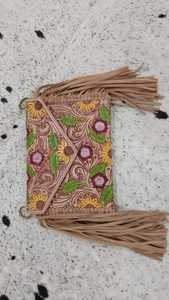 Sac bandoulière unisexe en cuir de vachette western, décoré de motifs floraux et de franges, imperméable et antivol, en stock. - Product Image 2