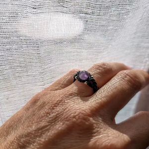 แหวนมาคราเม่สีดำปรับขนาดได้ ประดับด้วยหินอะเมทิสต์ธรรมชาติ สไตล์โบโฮ เครื่องประดับคริสตัลบำบัดทำมือสำหรับผู้หญิง - Product Image 1
