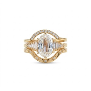 แหวนหมั้นเพชรทรงรีเจียระไนแบบสเต็ปคัท ทองคำแท้ 14K เพชรเลี้ยงในห้องปฏิบัติการ พร้อมเพชรทรงบาแก็ตต์ไล่ระดับ และชุดแหวนแต่งงานแบบวงโค้ง 2 วง - Product Image 1