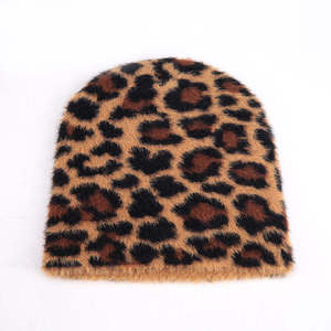 Bonnet personnalisé à imprimé léopard avec logo pour les propriétaires de boutiques américaines, collections d'hiver en gros. - Product Image 3
