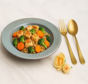 Plat rond en céramique artisanal pour la présentation des aliments, vaisselle de style restaurant, design exclusif - Product Image 1