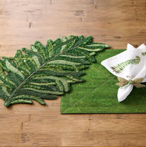 Magnifique chemin de table artisanal à motifs floraux d'hortensias pastel violet, bleu et blanc, disponible à prix de gros - Product Image 3