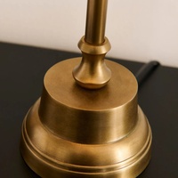 Lámpara de Mesa Metálica Regal Spire con Pantalla de Hierro Cónica, Base de Pedestal Resistente, Iluminación Ambiental Cálida para Interiores Elegantes
