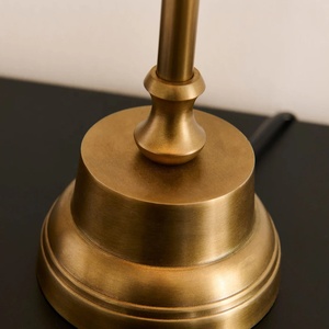 Lampe de table en métal Regal Spire avec abat-jour conique en fer, base sur pied robuste, éclairage d'ambiance chaleureux pour intérieurs élégants - Product Image 5
