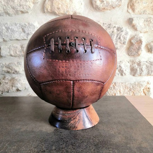 Ballon de football classique en cuir vintage, conçu avec une esthétique rétro, en cuir véritable, détails faits main, à prix raisonnable. - Product Image 4
