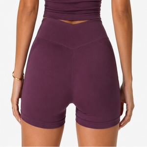 Conjunto deportivo sin costuras para mujer, con sujetador deportivo y pantalones cortos de cintura alta, tela elástica premium, ajuste cómodo, para gimnasio y yoga. - Product Image 6