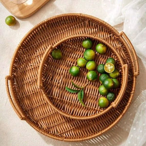Bandeja de servir de ratán texturizado con prácticas asas, ideal para brunch, almacenamiento de aperitivos o decoración de salas de spa. - Product Image 1