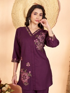 Kurti en tissu rayonne de qualité supérieure pour femmes, vêtements ethniques pour mariage, provenant d'un fournisseur indien. - Product Image 5