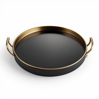Plateau de service en métal noir Grand Monarch Gold, conçu pour une présentation haut de gamme, des intérieurs luxueux, une hospitalité distinguée et l'élégance.