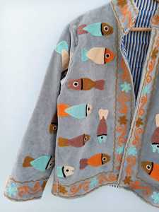 Veste Suzani en velours brodée à la main pour femme, motif poisson, style bohème vibrant, manteau d'hiver artistique et coloré pour femme, vêtement d'extérieur pour festival - Product Image 5