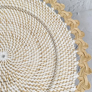 Assiette de service en rotin artisanale, idéale pour servir des plats dans les restaurants, cafés et hôtels, améliore la présentation de la table, en provenance d'Inde. - Product Image 3