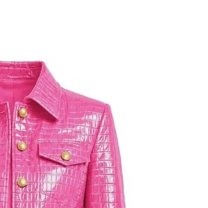 Chaqueta de Mujer Estilo Invernal, de Cuero con Grabado de Cocodrilo Rosa, Cuello Camisero y Botones Dorados, Largo Regular - Product Image 5