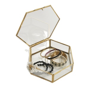 Caja de joyería hexagonal de cristal con marco dorado y tapa transparente para guardar pulseras y anillos - Product Image 1