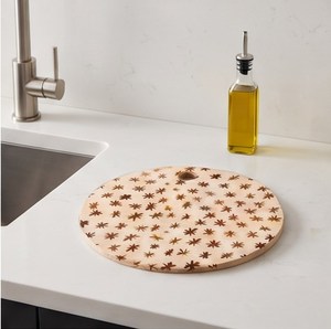 Tabla de cortar redonda de madera con patrón de estrellas grabado con láser y orificio para colgar en la parte superior - Product Image 6