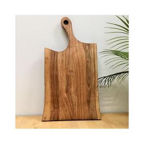 Planche à découper en bois moderne pour une cuisine contemporaine, ajoutant une texture naturelle et une fonctionnalité. - Product Image 2