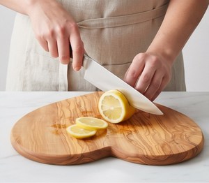 Tablero de madera de olivo rústico en forma de corazón con acabado liso Ideal para uso decorativo en cocina y vajilla - Product Image 4