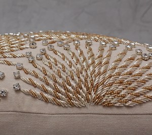 Housse de coussin brodée à la main à bas prix avec des détails de perles pour le salon, le canapé, la chaise d'appoint et la décoration de la chambre - Product Image 6
