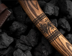 Hacha Estilo Vikingo Hecha a Mano con Hoja de Acero Forjado, Mango de Madera Tallado y Patrón Nórdico para Campismo y Bushcraft al Aire Libre - Product Image 4