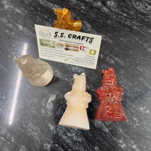 Ornement suspendu de Père Noël en résine artisanale, parfait pour la décoration d'arbre de vacances, les fêtes et les cadeaux. - Product Image 3