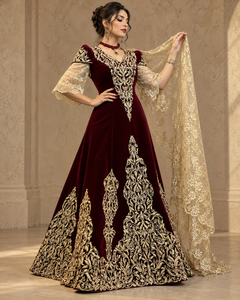 Gandoura algérienne longue en velours brodé or bordeaux Mishkat Couture avec manches cloche en dentelle, ceinture dorée et voile assorti pour femme - Product Image 5