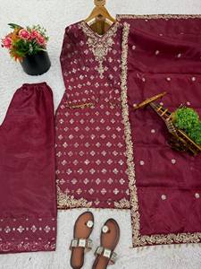 Ensemble de costume en soie GMY de créateur avec kurta brodée à manches longues, palazzo et dupatta à bordure en dentelle - Product Image 4