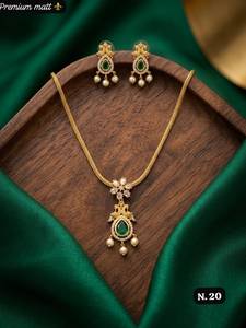 Collection Fantaisie – Parure de Mariage Classique en Alliage Plaqué Or de Haute Qualité avec Perles d'Imitation et Moissanite, Sertie Griffe - Product Image 1