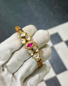 Bracelet de charme Kundan traditionnel indien Bhargavi avec motif floral, bijoux de mariage pour la mariée, fournisseur en gros - Product Image 3