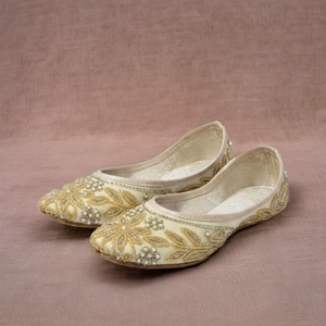 Jutti en velours doux et rembourré à plateforme dorée pour femmes - Tendance de la mode - Product Image 1