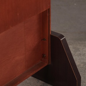 Espejo de pie con base de madera de acabado oscuro, ideal para exhibición en boutiques, mejora la presentación de prendas en tiendas minoristas. - Product Image 4