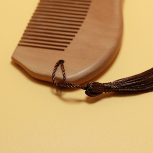 Peigne en bois artisanal en gros avec accessoires à pompon pour la maison, l'hôtel et l'emballage cadeau - Product Image 3