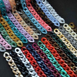Chaîne de collier légère en résine colorée de luxe très demandée pour collection de bijoux de mode, disponible à la vente - Product Image 1