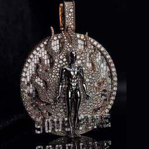 Colgante con diseño de círculo de llamas y figuras humanas 3D, estilo Hip Hop, para hombre, con incrustaciones de moissanita certificada, en plata bañada en rodio - Product Image 4