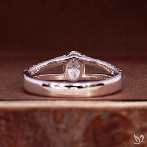 แหวนเพชรแล็บรูปไข่ 0.5 กะรัต ดีไซน์เรียบหรู ขอบเพชรแบบ Pave ทองคำขาว 10K รับรองโดย IGI เหมาะสำหรับขอแต่งงานและแหวนแต่งงาน - Product Image 3