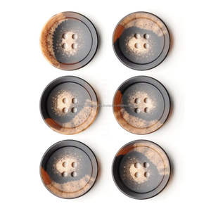 Botones de camisa con reverso plano de 4 agujeros naturales al por mayor, botones de cuerno personalizados, decoración de malla para coser técnicas de chapado sostenibles - Product Image 4