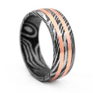 Anillo de compromiso de boda de acero de Damasco personalizado unisex banda fabricada directamente hoja de acero inoxidable mango de madera soporte OEM - Product Image 4