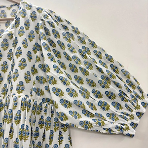 เดรสสั้นคอวี แขนสามส่วน แต่งระบายลูกไม้  ผ้าฝ้ายแท้ 100%  ลายพิมพ์ดอกไม้แบบแฮนด์บล็อก  งานแฮนด์เมด  เป็นมิตรต่อสิ่งแวดล้อม  เอวทรงธรรมชาติ - Product Image 3