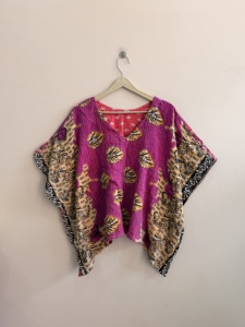 Poncho surdimensionné fait main en tissu Kantha tie-dye pour femmes, style vintage et recyclé - Product Image 2