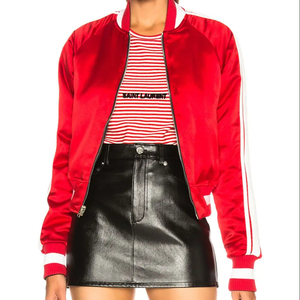 Blouson bomber en polyester satiné rouge pour femme, style universitaire, fermeture éclair, streetwear sportif, coupe courte, col rabattu - Product Image 1