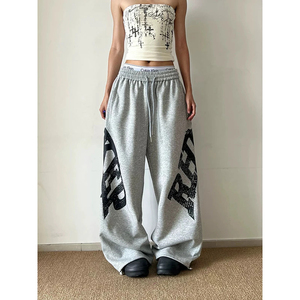 Pantalones deportivos anchos y holgados de color gris para mujer – Joggers con estampado de letras americanas Y2K |   Pantalones de estilo urbano vintage de corte holgado - Product Image 4