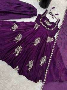 Présentation de la nouvelle collection prête à porter, composée d'une robe-sharara et d'un ensemble dupatta en soie et broderies lourdes. - Product Image 5