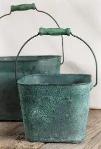 Jardinera ovalada rústica galvanizada con detalles de cuerda, ideal para jardinería en espacios pequeños con estilo en patios, balcones y terrazas. - Product Image 3
