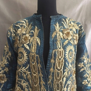 Chaqueta de terciopelo bordada a mano para mujer, abrigo étnico con hilo dorado floral, vestimenta de iglesia bordada - Product Image 3