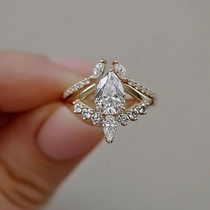 Anillo de compromiso de diamante cultivado en laboratorio de alta gama, corte pera, oro macizo de 14k, con halo y banda pavé, certificado IGI, moderno. - Product Image 1